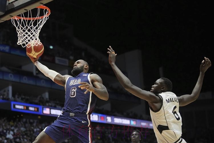 詹姆斯前场抢断字母哥 强突上篮命中 詹姆斯前场抢断字母哥 强突上篮命中