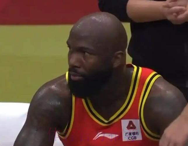 亨特首秀验货失败?攻守没效果,无法成持球大核,要不找琼斯? 亨特首秀验货失败?攻守没效果,无法成持球大核,要不找琼斯?