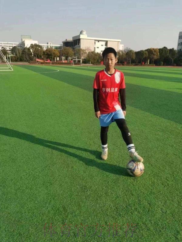 为消防车带路的少年,想当职业足球运动员 为消防车带路的少年,想当职业足球运动员