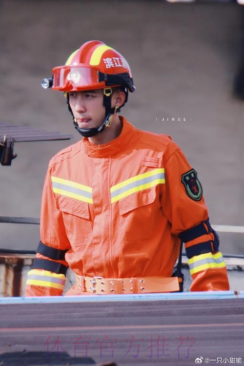 为消防车带路的少年,想当职业足球运动员 为消防车带路的少年,想当职业足球运动员