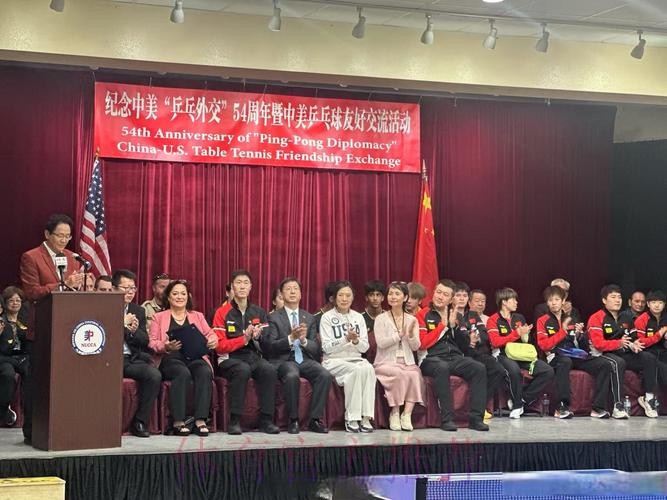 国乒队员与美国当地青少年交流互动 国乒队员与美国当地青少年交流互动